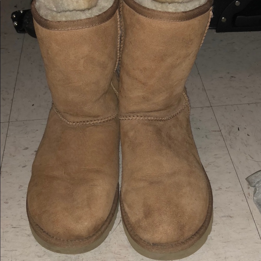 Chest but uggs size 7